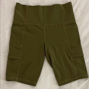 Athleta salutation stash cargo 9” Shorts - small